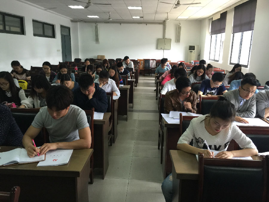 学生党员重温入党志愿.JPG